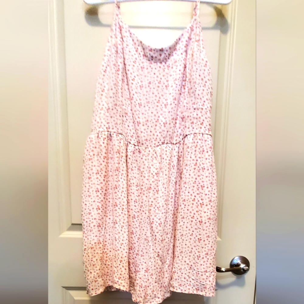 NWOT American Eagle romper with pockets! Adorable flower pattern. Has a liner.